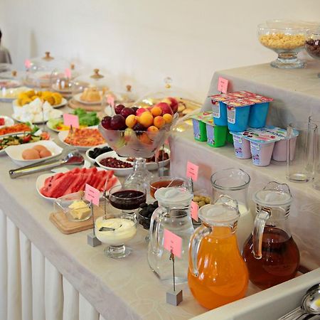 Voyage Hotel Bishkek Esterno foto