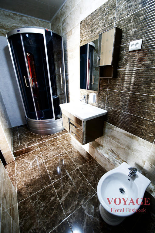 Voyage Hotel Bishkek Esterno foto