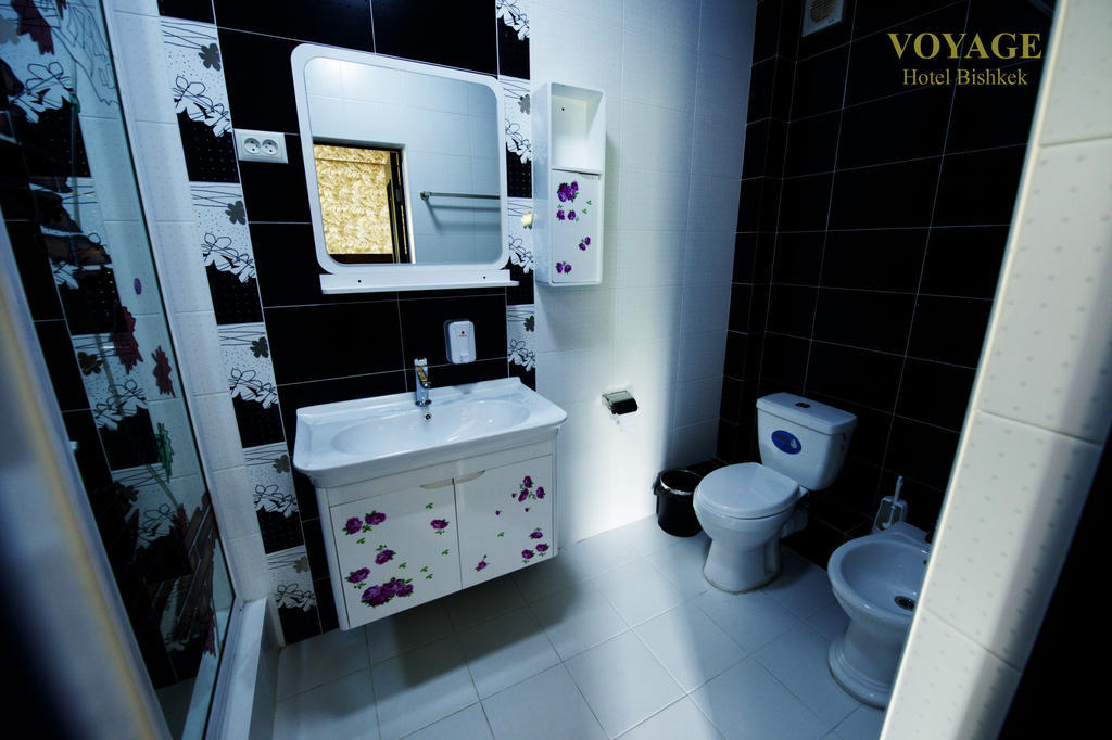 Voyage Hotel Bishkek Esterno foto