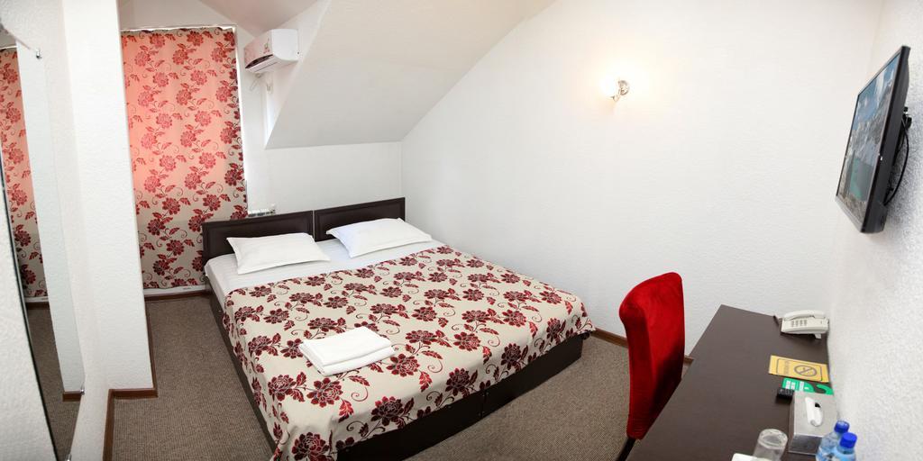 Voyage Hotel Bishkek Esterno foto