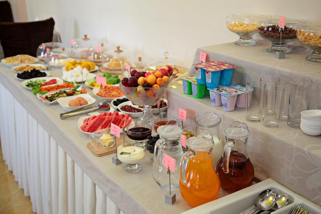 Voyage Hotel Bishkek Esterno foto