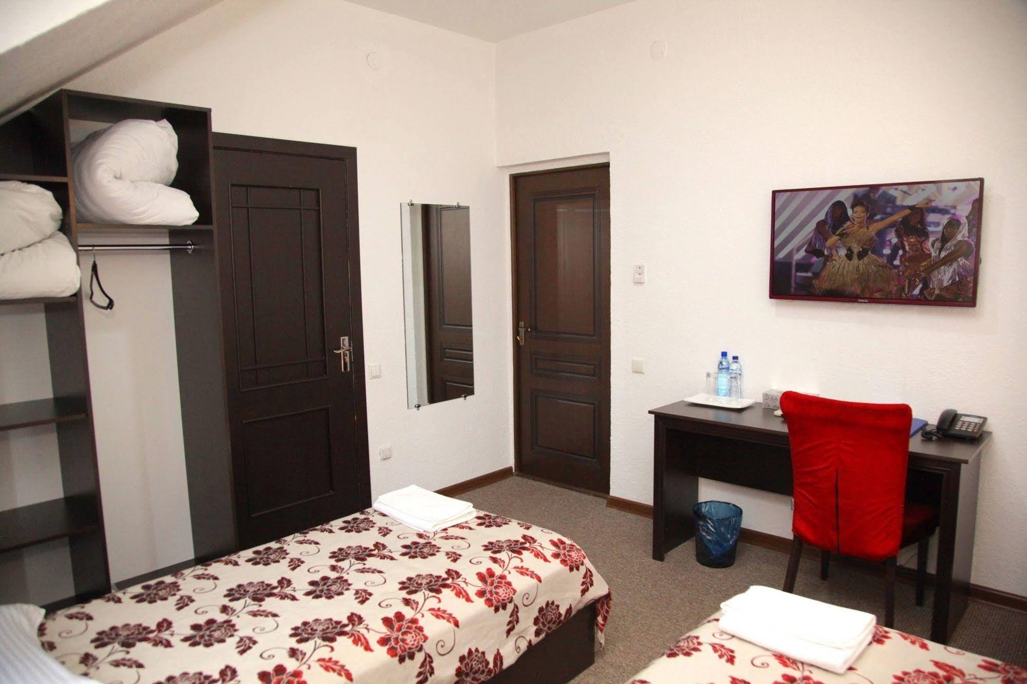 Voyage Hotel Bishkek Esterno foto