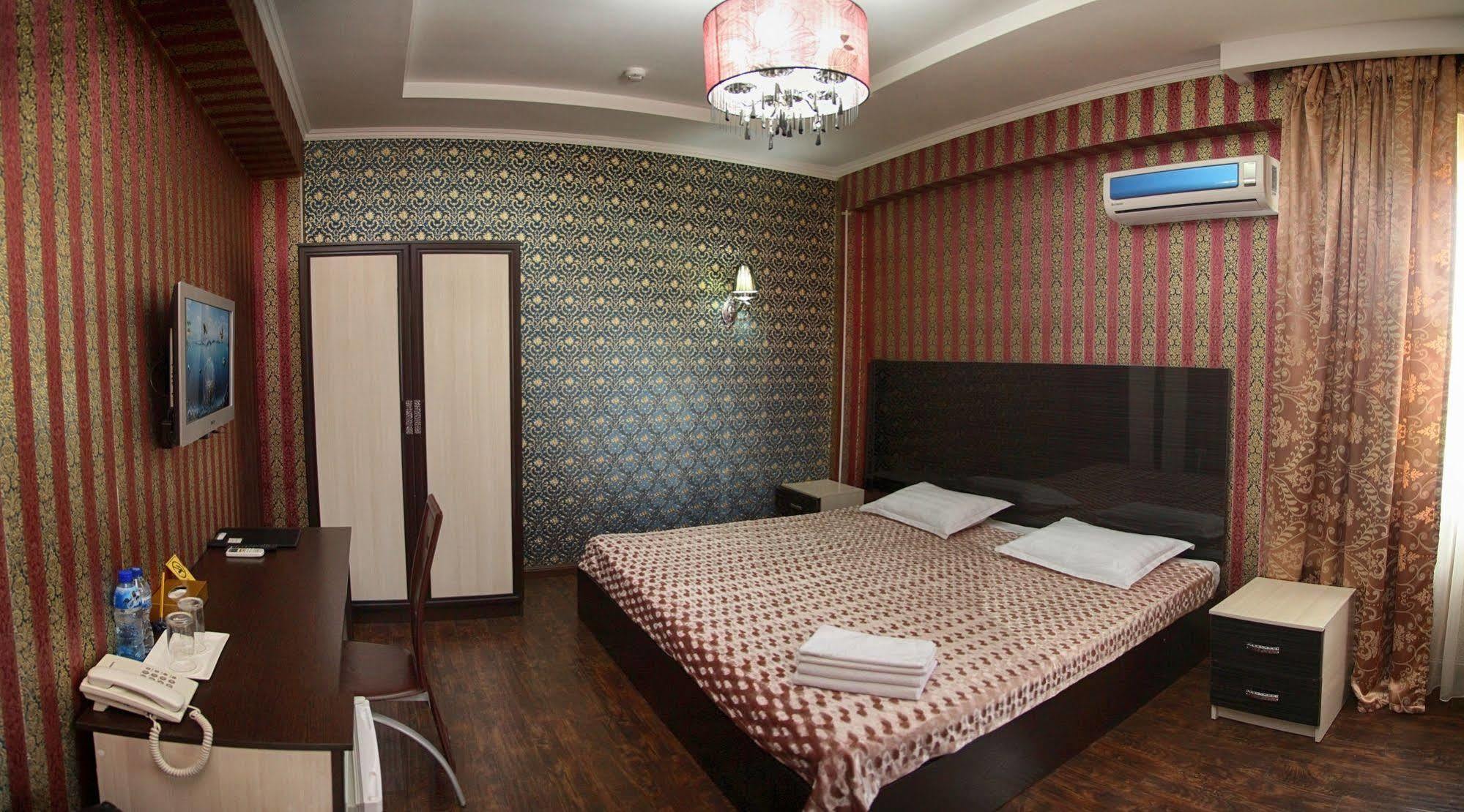 Voyage Hotel Bishkek Esterno foto