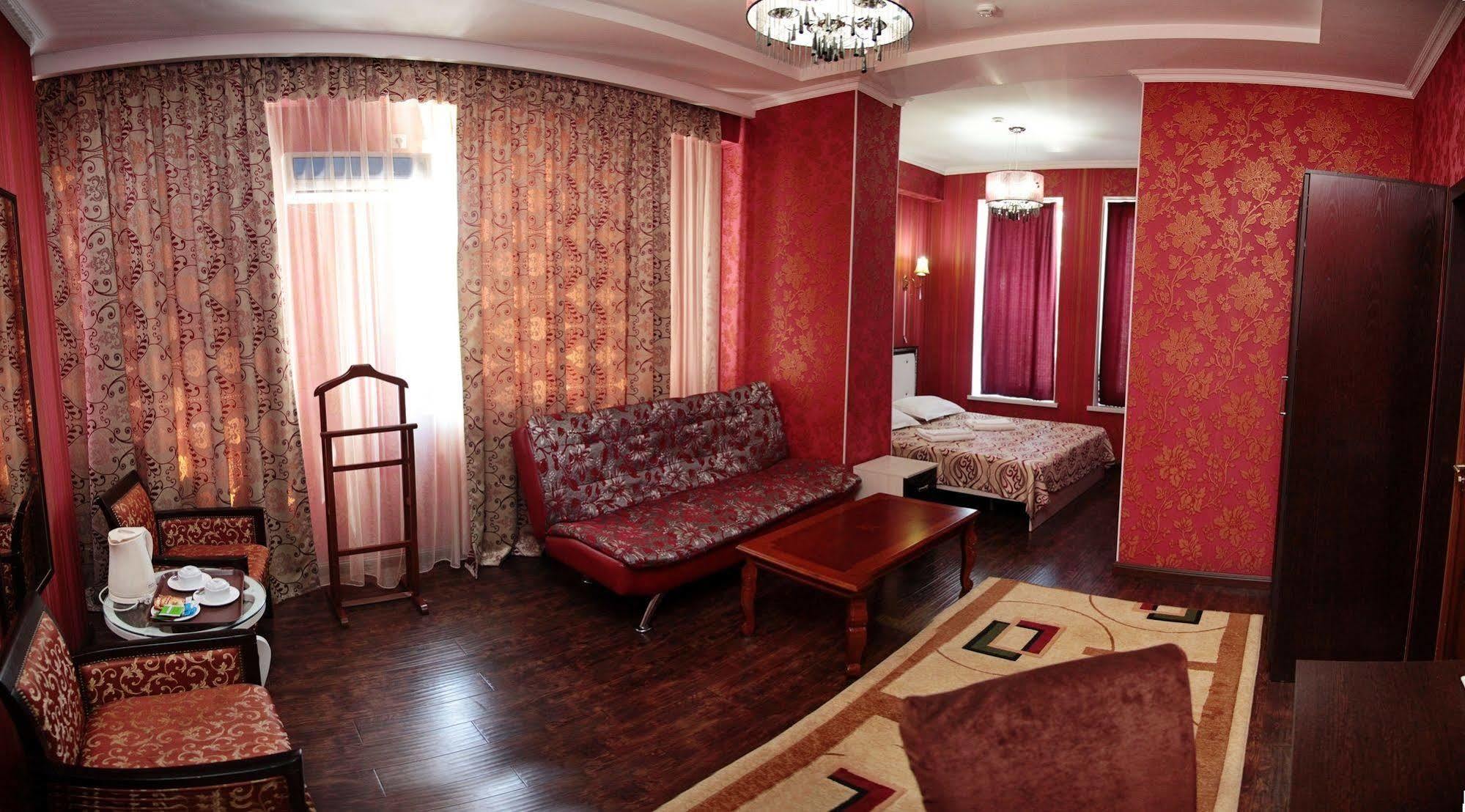 Voyage Hotel Bishkek Esterno foto