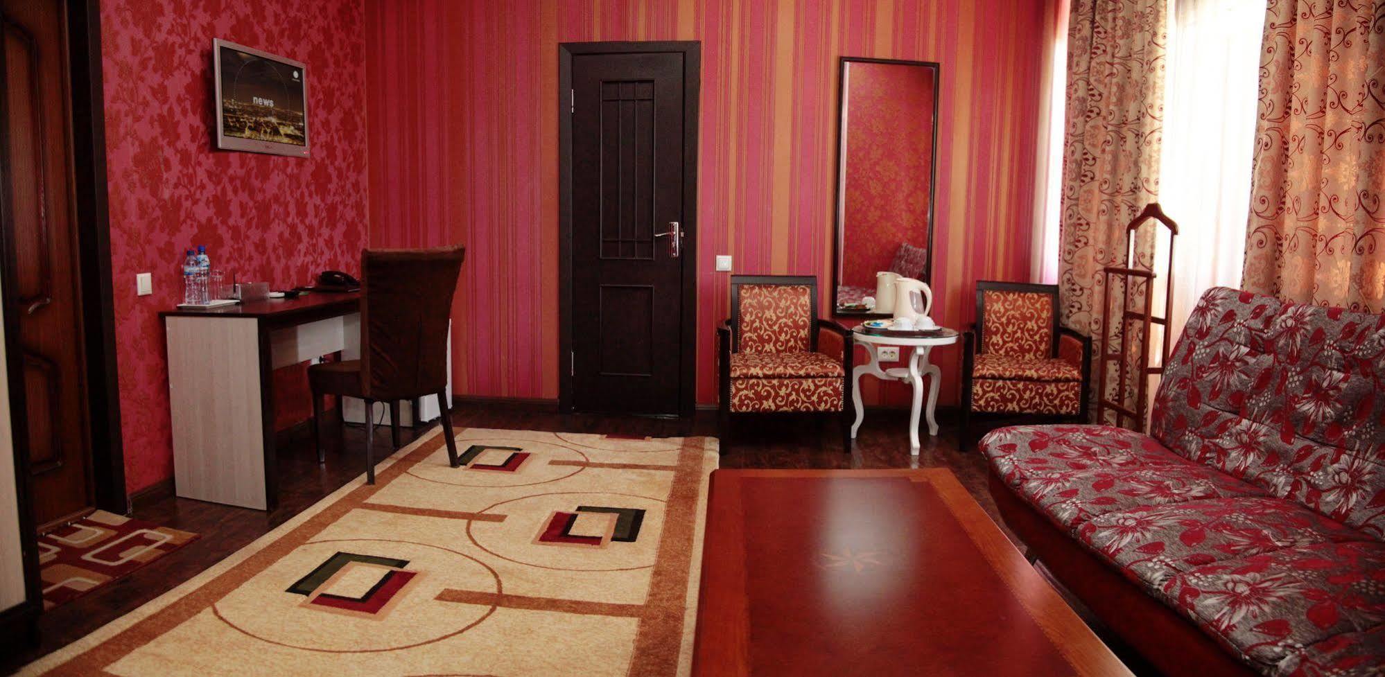 Voyage Hotel Bishkek Esterno foto