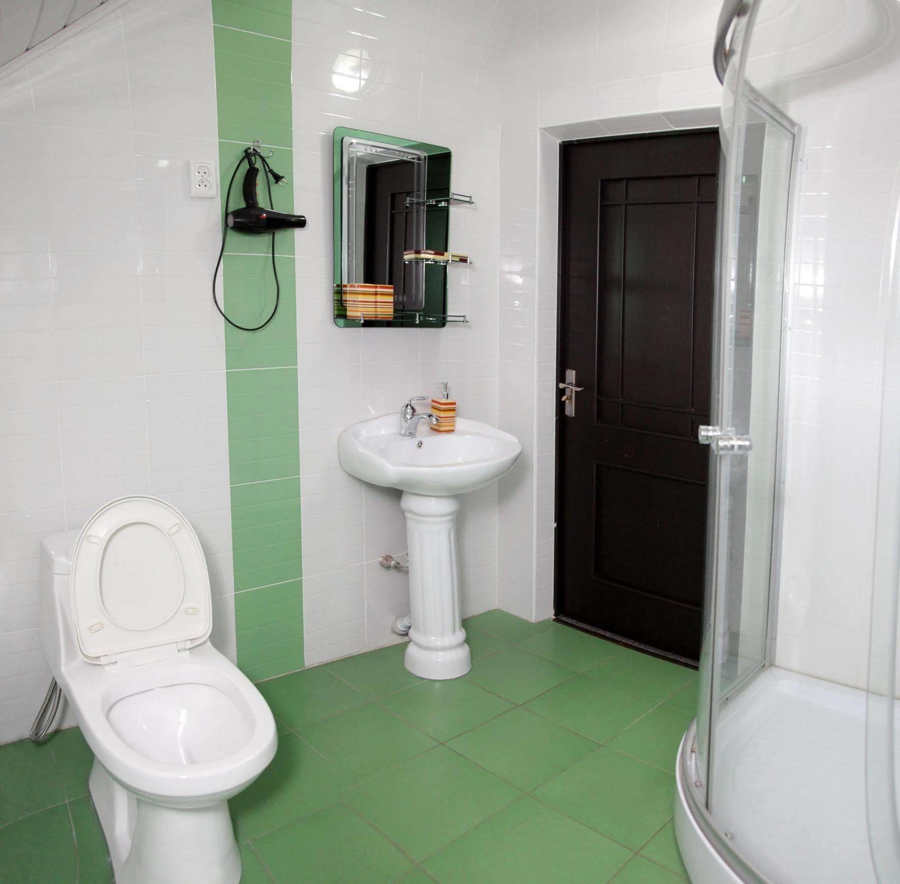 Voyage Hotel Bishkek Esterno foto