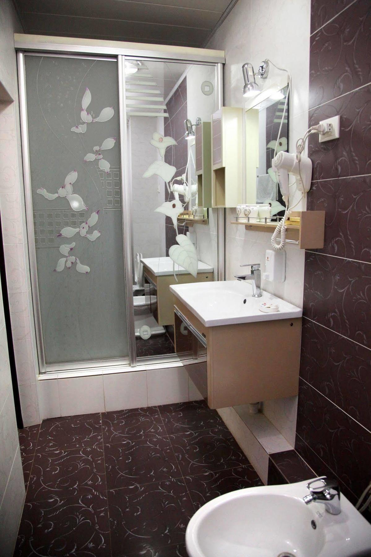 Voyage Hotel Bishkek Esterno foto