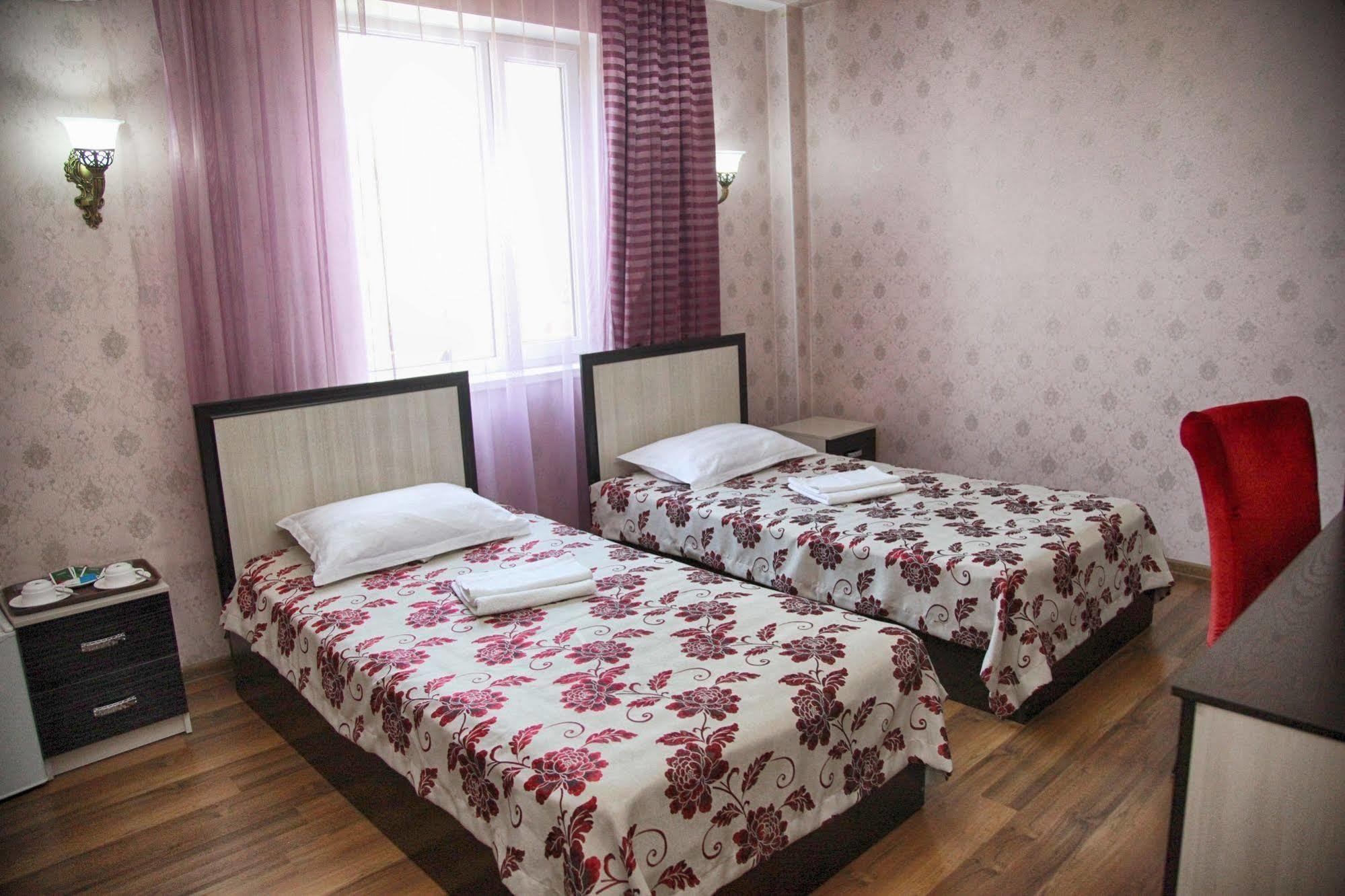 Voyage Hotel Bishkek Esterno foto