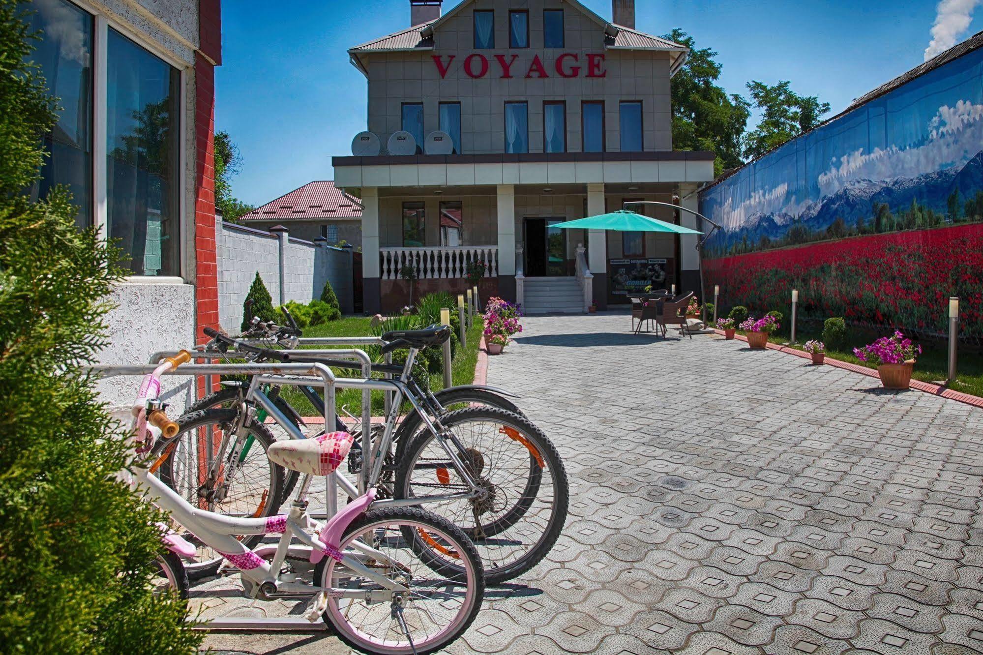 Voyage Hotel Bishkek Esterno foto