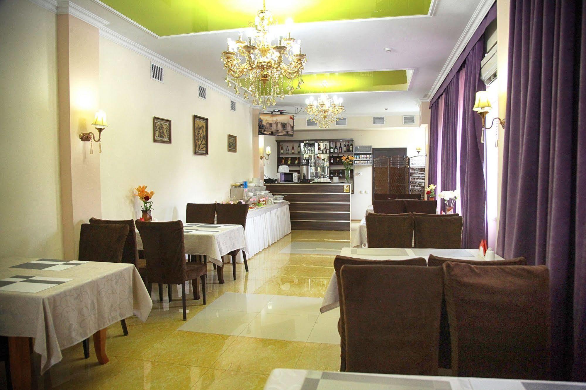 Voyage Hotel Bishkek Esterno foto