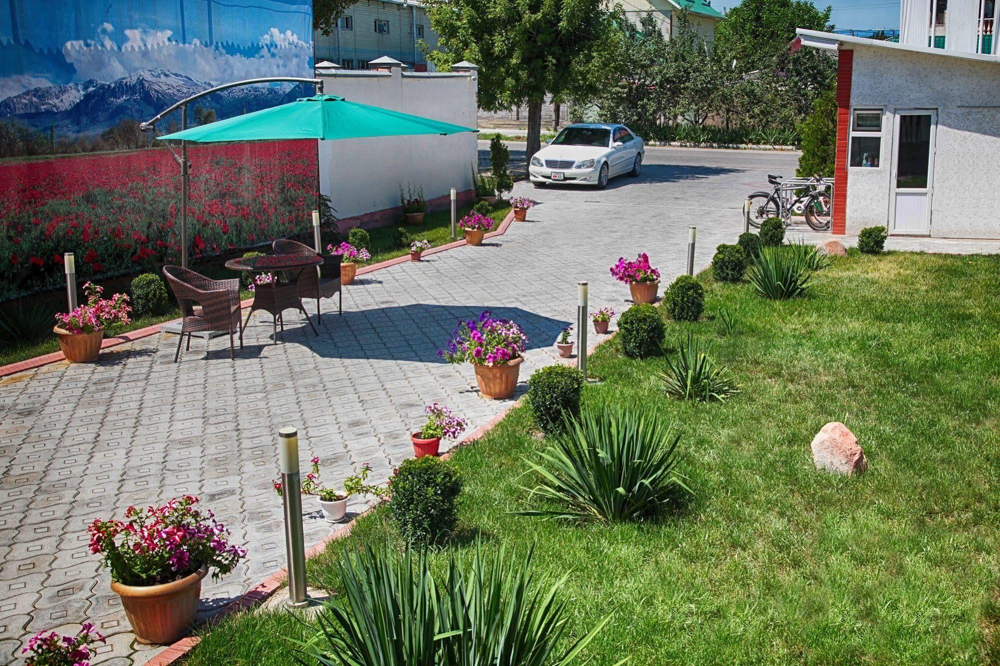 Voyage Hotel Bishkek Esterno foto