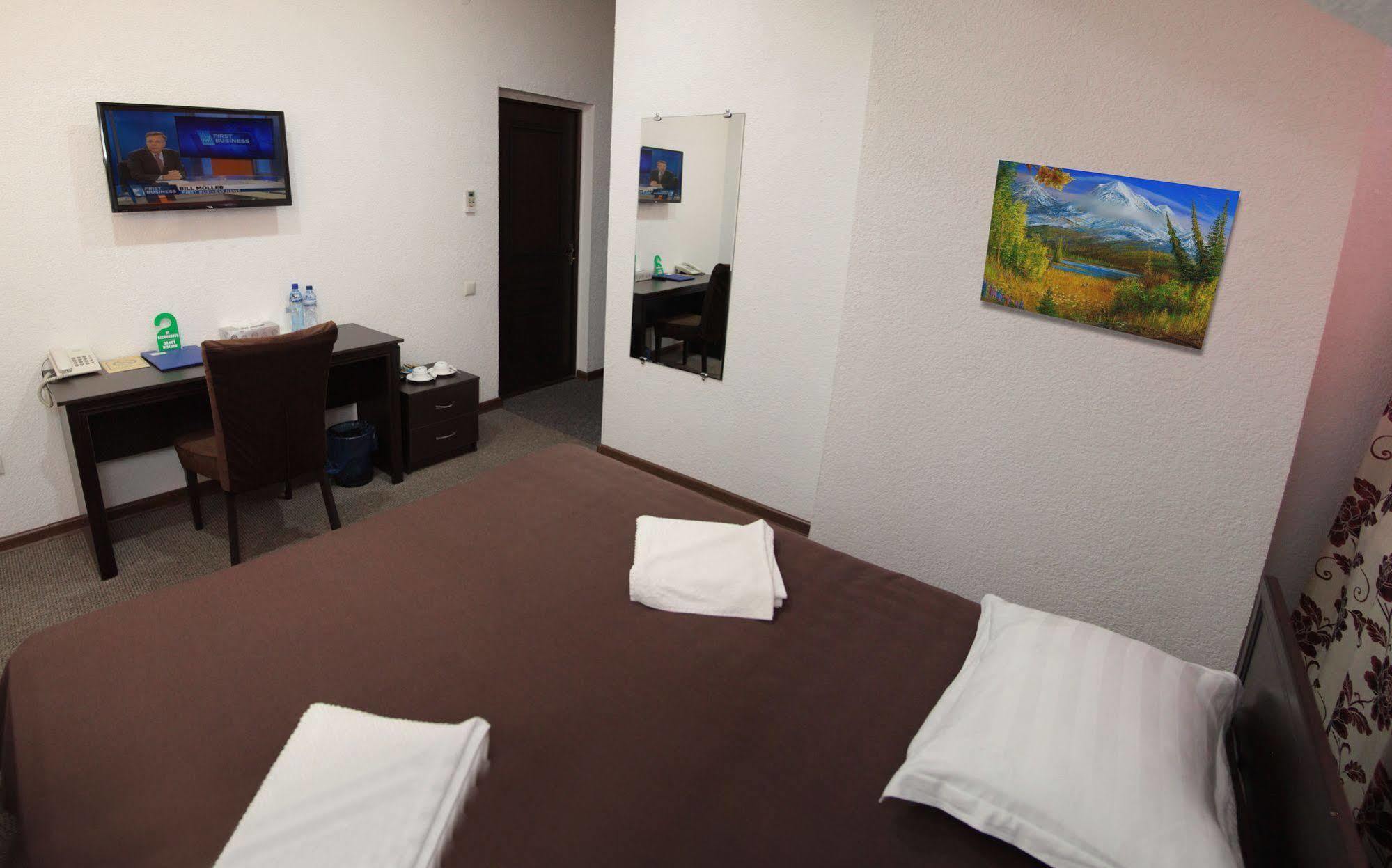 Voyage Hotel Bishkek Esterno foto