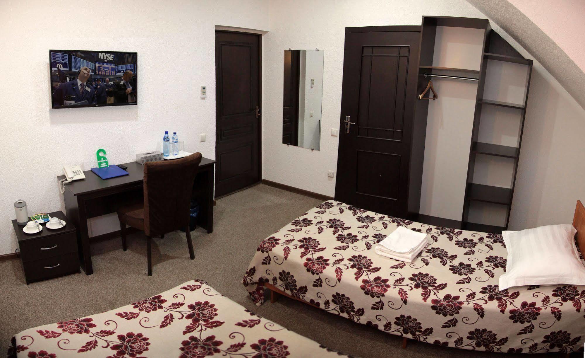Voyage Hotel Bishkek Esterno foto