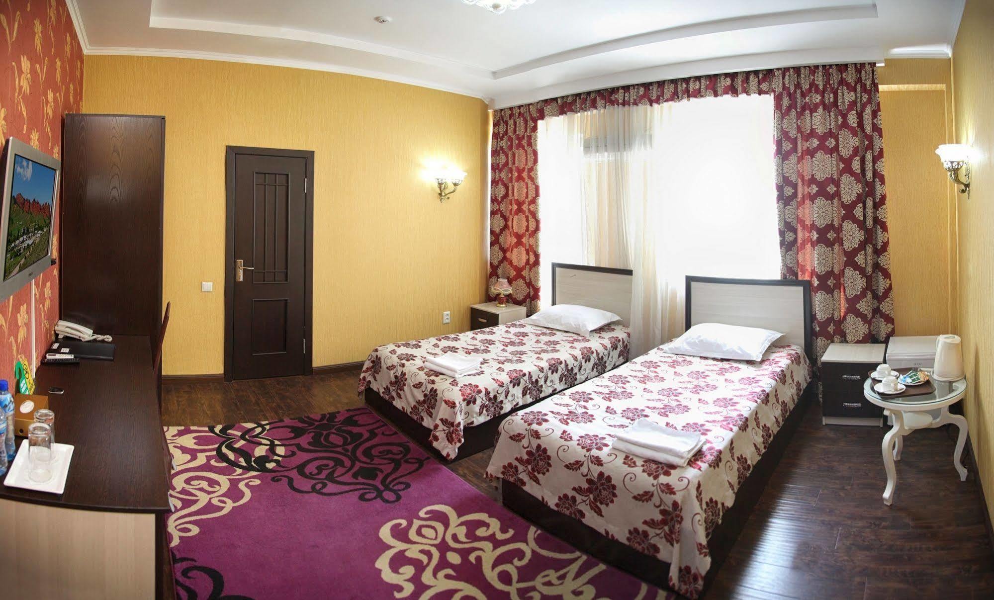Voyage Hotel Bishkek Esterno foto