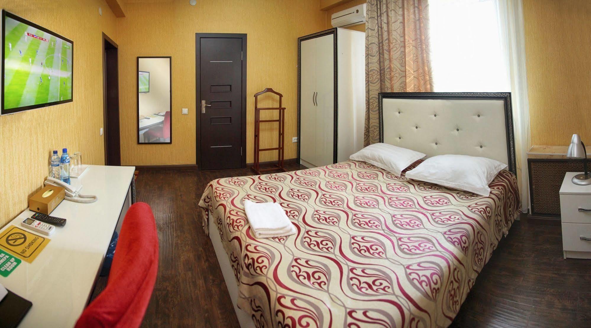Voyage Hotel Bishkek Esterno foto