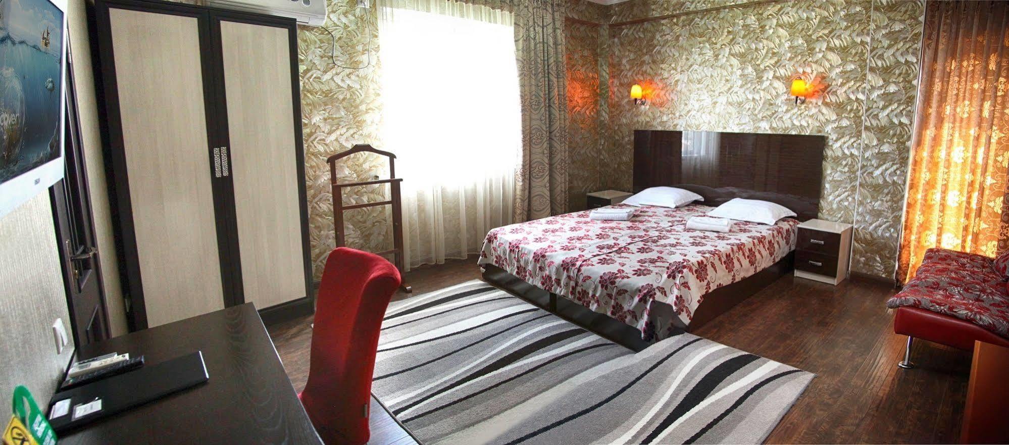 Voyage Hotel Bishkek Esterno foto