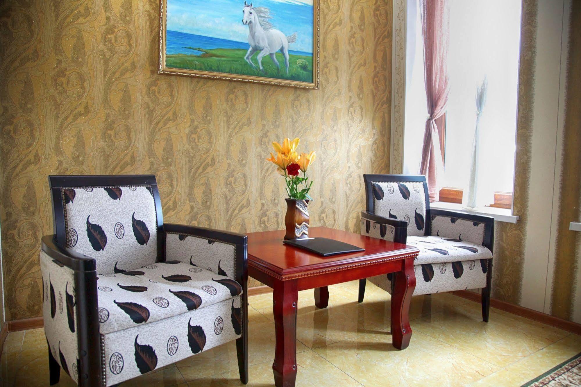 Voyage Hotel Bishkek Esterno foto